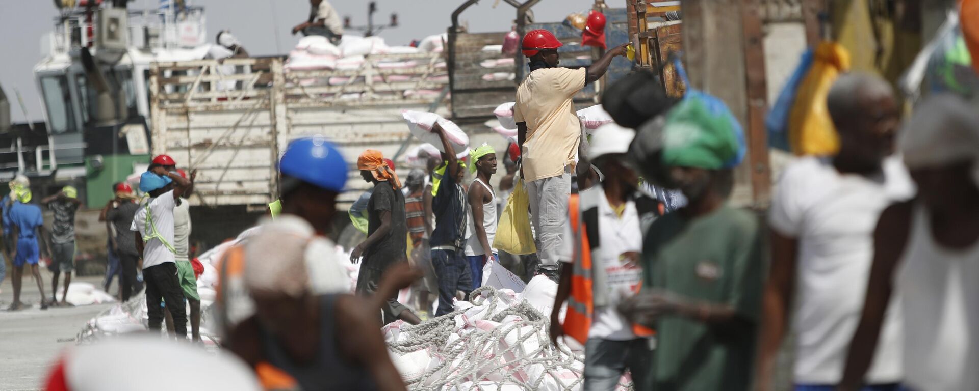 Workers offload goods from a docked ship at the seaport of Berbera in Somaliland, a breakaway region of Somalia, on Feb. 10, 2022. - Sputnik International, 1920, 14.12.2024