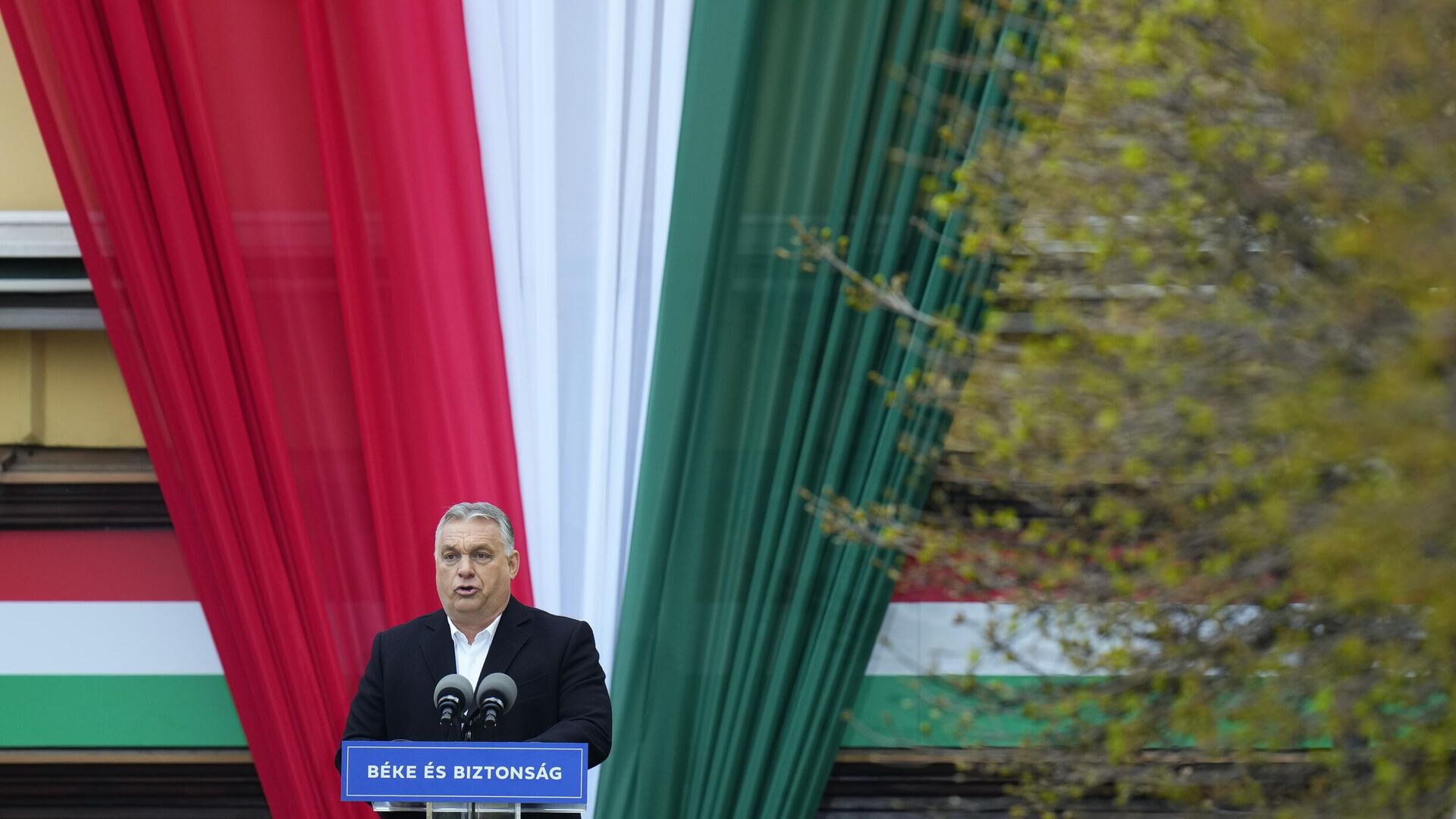 Prime Minister Viktor Orban delivers a speech during the final electoral rally of his Fidesz party ahead of Sunday's election, in Szekesfehervar, Hungary, Friday, April 1, 2022. - Sputnik International, 1920, 03.04.2022