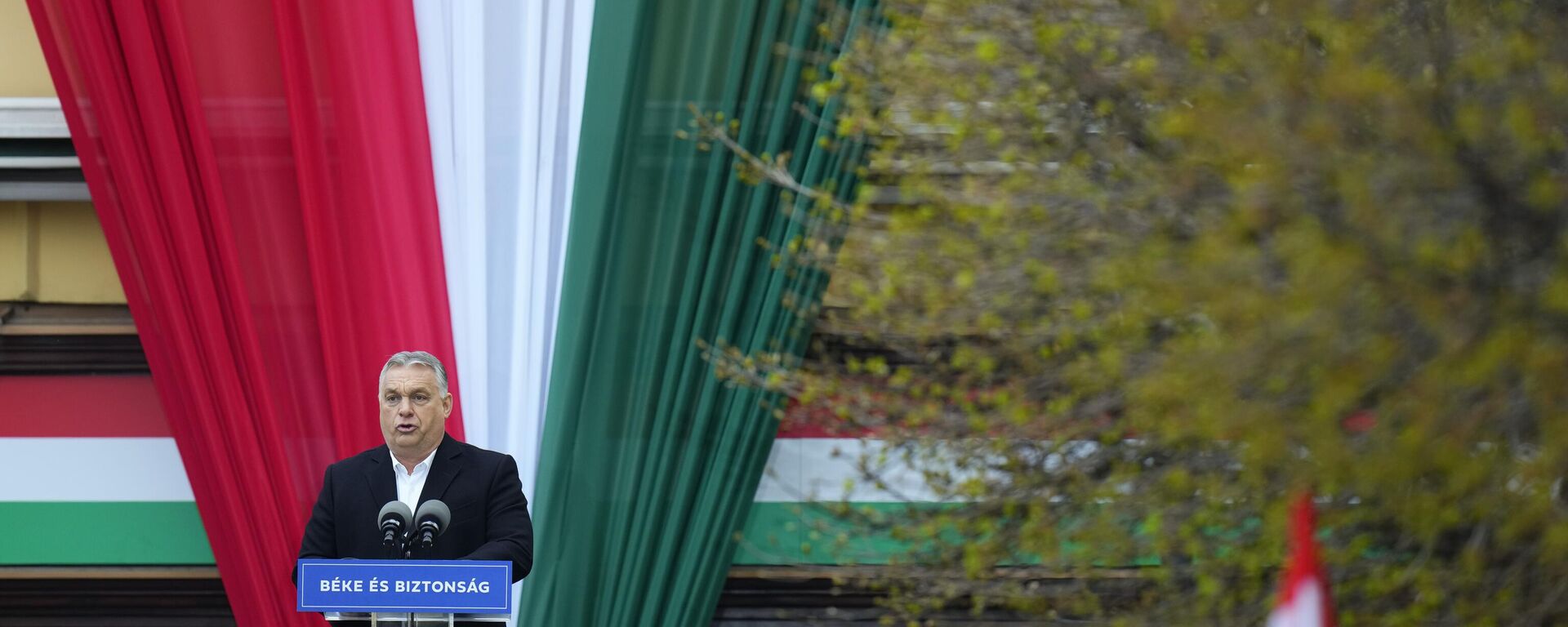 Prime Minister Viktor Orban delivers a speech during the final electoral rally of his Fidesz party ahead of Sunday's election, in Szekesfehervar, Hungary, Friday, April 1, 2022. - Sputnik International, 1920, 07.09.2022