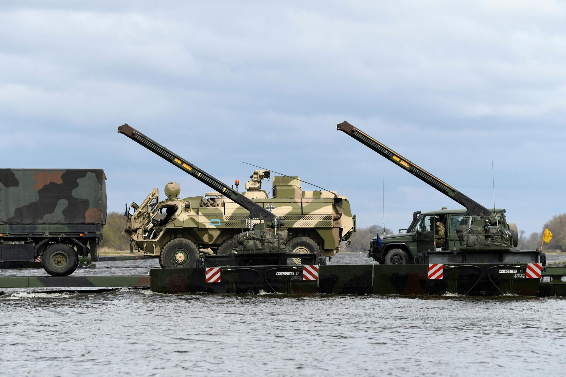 Soldiers and military vehicles of the 37th Panzergrenadier Brigade Free State of Saxony of the German Army Bundeswehr, intended for the 'Very High Readiness Joint Task Force' (VJTF) of the 'NATO Response Force' (NRF), are ferried across the Elbe river using the Amphibian M3 floating bridge, during the 'Wettiner Schwert' exercise near Storkau, Germany April 2, 2022.  - Sputnik International, 1920, 14.04.2022