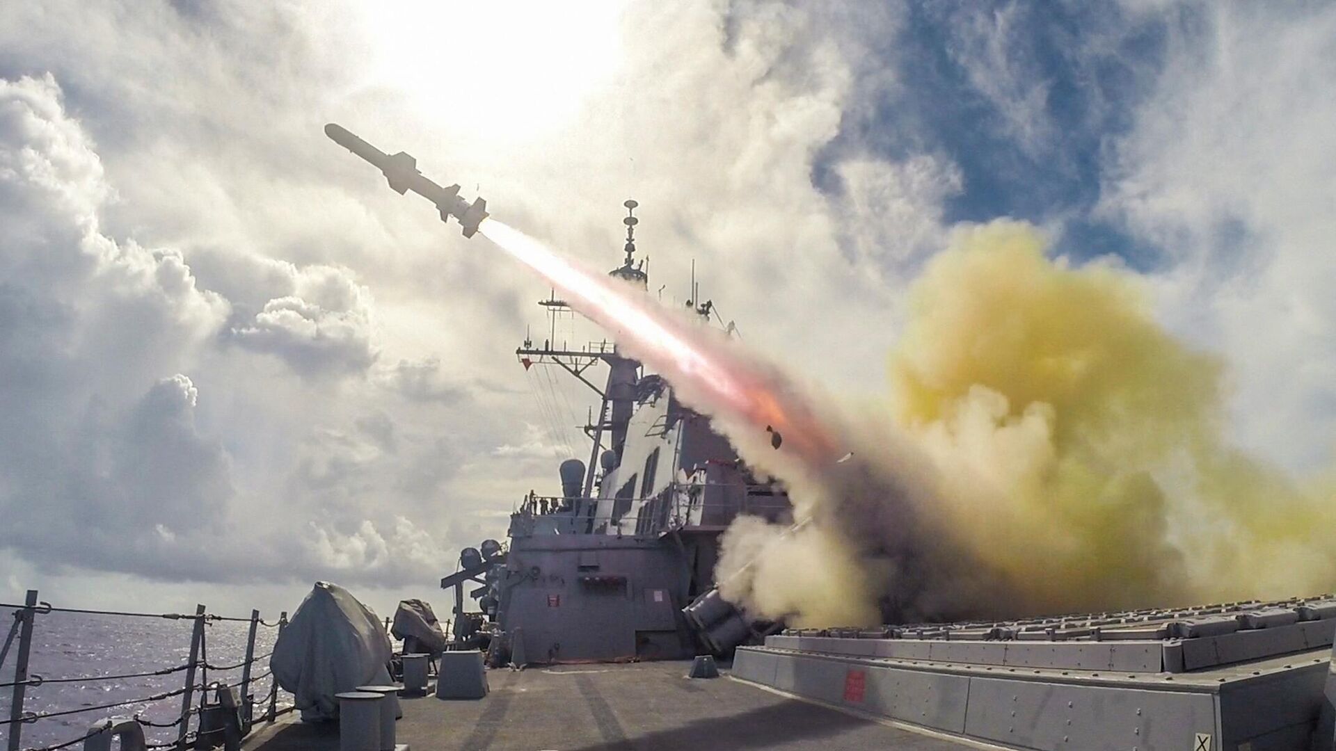 This US Navy photo obtained August 13, 2015 shows the Arleigh Burke-class guided-missile destroyer USS Fitzgerald (DDG 62)as it  fires a Harpoon missile during a live-fire drill on August 12, 2015 in the waters near Guam - Sputnik International, 1920, 03.04.2022