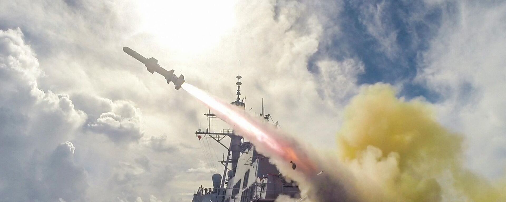 This US Navy photo obtained August 13, 2015 shows the Arleigh Burke-class guided-missile destroyer USS Fitzgerald (DDG 62)as it  fires a Harpoon missile during a live-fire drill on August 12, 2015 in the waters near Guam - Sputnik International, 1920, 03.04.2022