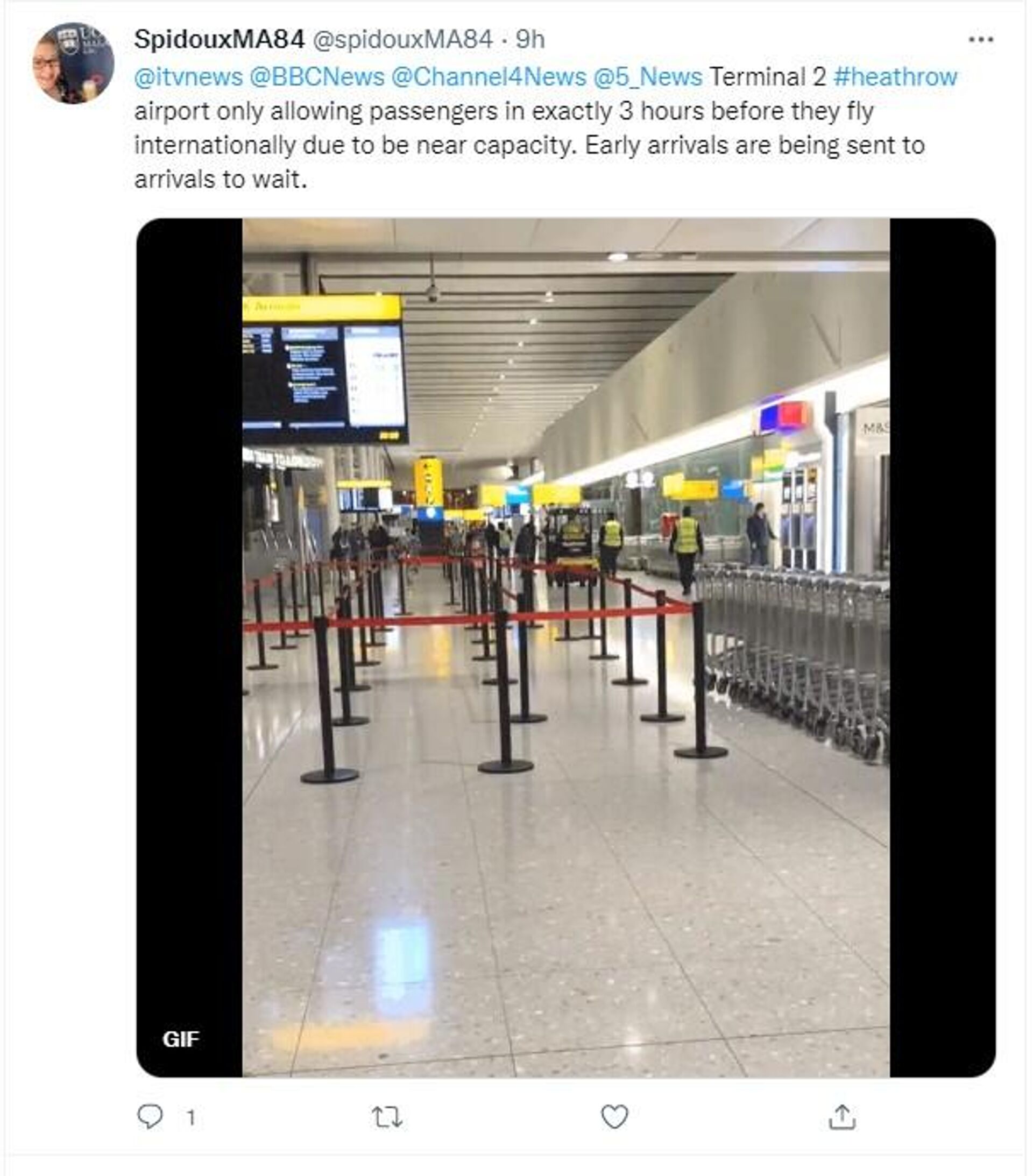 Situation at Terminal 2 of the Heathrow airport // spidouxMA84 tweet - Sputnik International, 1920, 03.04.2022