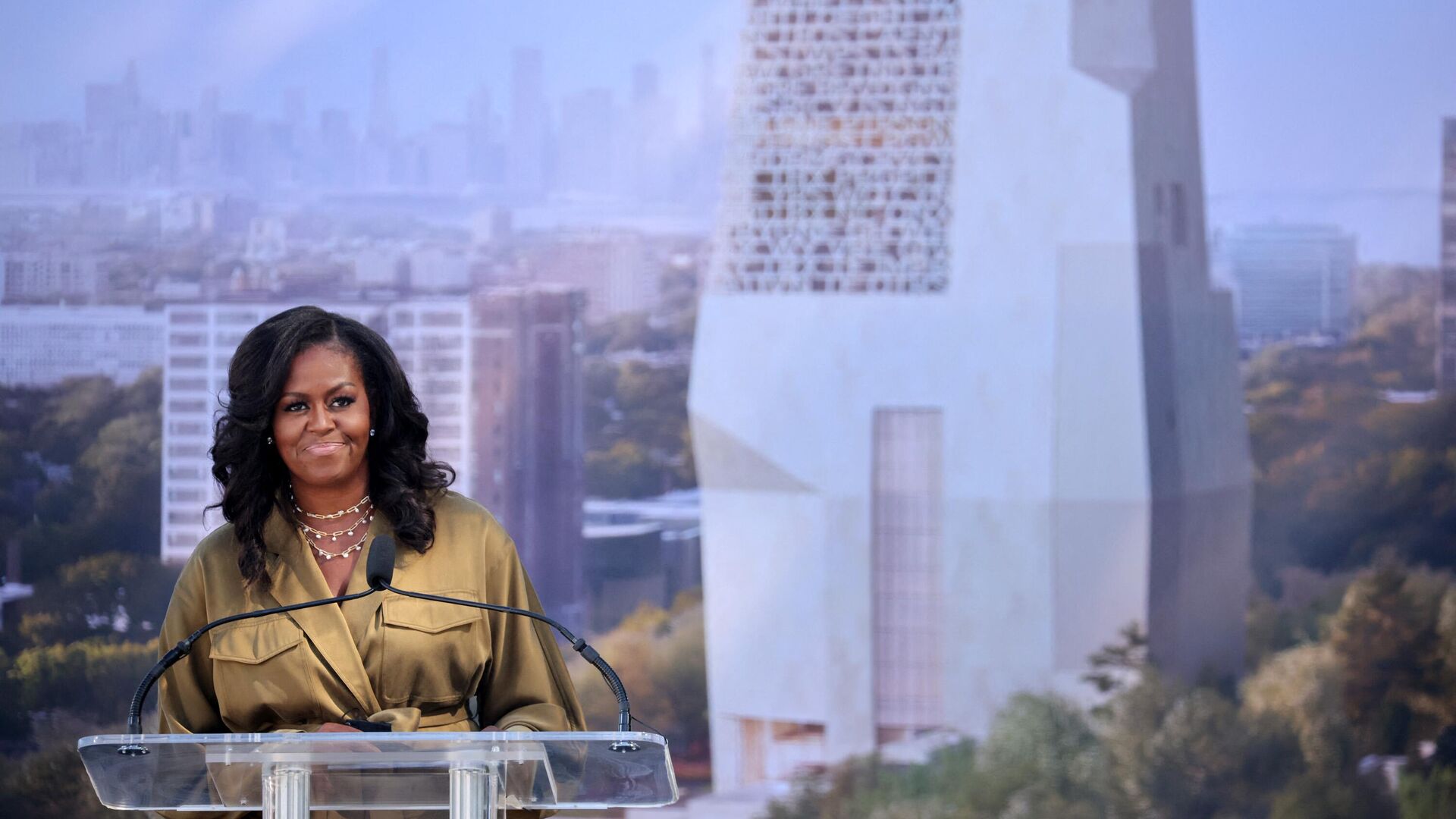 Former first lady Michelle Obama speaks during a ceremonial groundbreaking at the Obama Presidential Center in Jackson Park on September 28, 2021 in Chicago, Illinois - Sputnik International, 1920, 03.04.2022