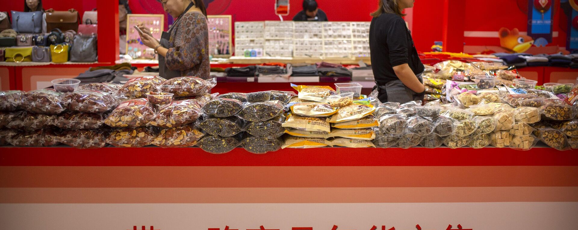 Clerks stand at a display of goods at a Belt and Road Products New Year's Marketplace at a shopping mall in Beijing, Friday, Jan. 10, 2020.  - Sputnik International, 1920, 16.06.2022