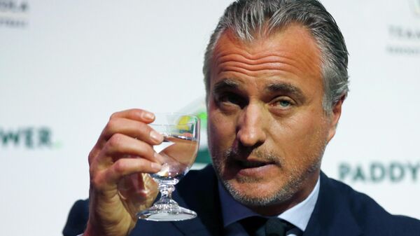 Former France soccer player David Ginola holds up a glass at a press conference to launch his bid to challenge Sepp Blatter for the FIFA presidency, in London, Friday Jan. 16, 2015. 47-year-old Ginola has until Jan. 29 to show FIFA he has the support of five national associations, and he must also prove he has played an active role working inside football for two of the last five years. - Sputnik International