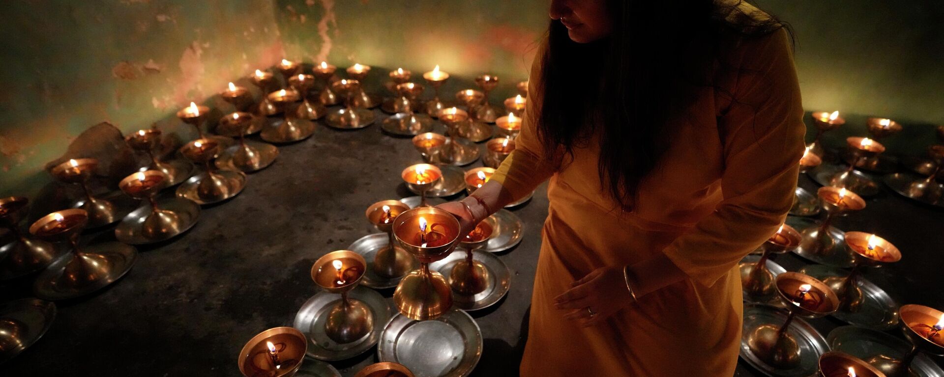 A Hindu devotee lights lamps inside the historical Baba Sidh Goria temple on the first day of the Navratri, or nine nights festival, in Jammu, India, Saturday, April 2, 2022.  - Sputnik International, 1920, 04.04.2022