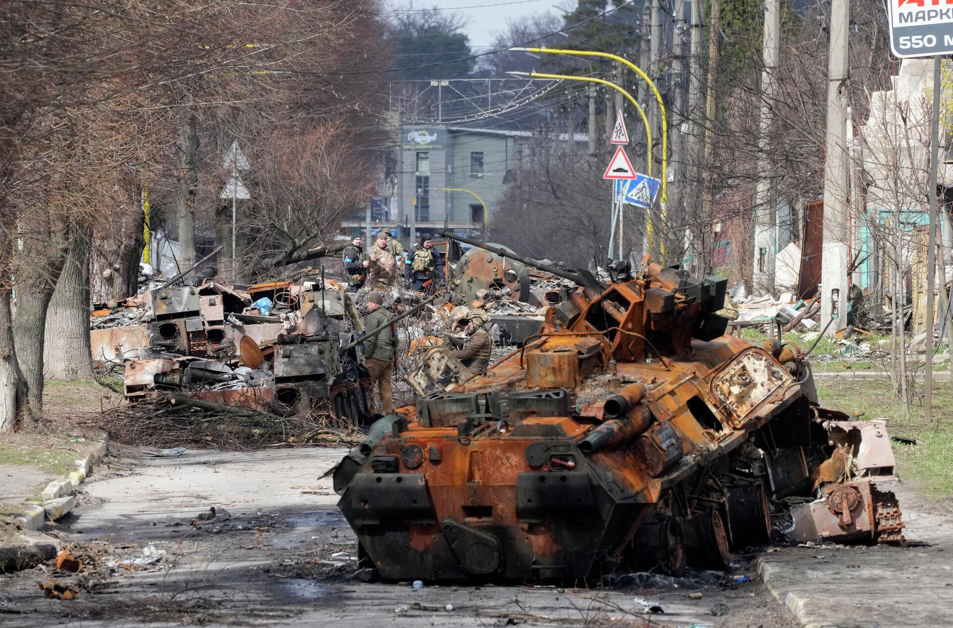 Ukrainian soldiers examine destroyed Russian military vehicles following a battle in Bucha, close to Kyiv, Ukraine, Monday, April 4, 2022. - Sputnik International, 1920, 01.08.2022