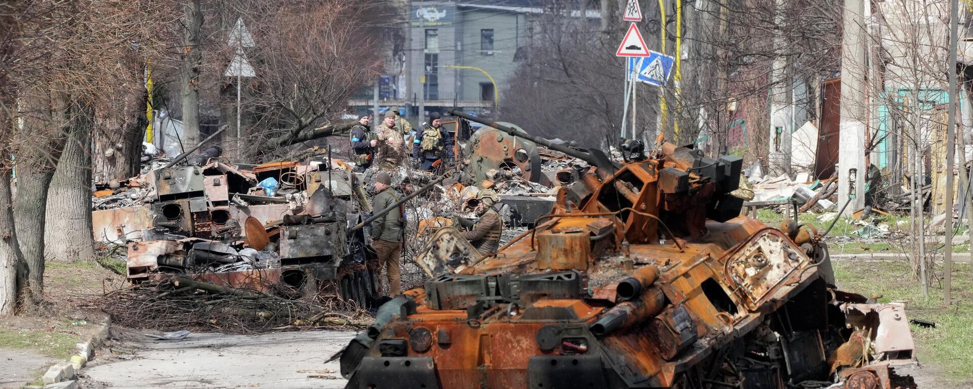 Ukrainian soldiers examine destroyed Russian military vehicles following a battle in Bucha, close to Kyiv, Ukraine, Monday, April 4, 2022. - Sputnik International, 1920, 04.04.2022