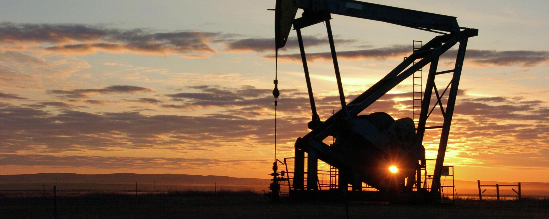 In this Nov. 6, 2013 file photo, a Whiting Petroleum Co. pumpjack pulls crude oil from the Bakken region of the Northern Plains near Bainville, Mont. U.S. - Sputnik International, 1920, 07.06.2022