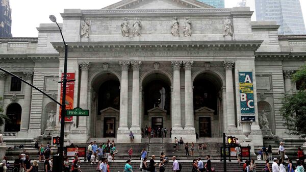  Pedestrians walk past the main branch of the New York Public Library in New York on July 22, 2013. - Sputnik International