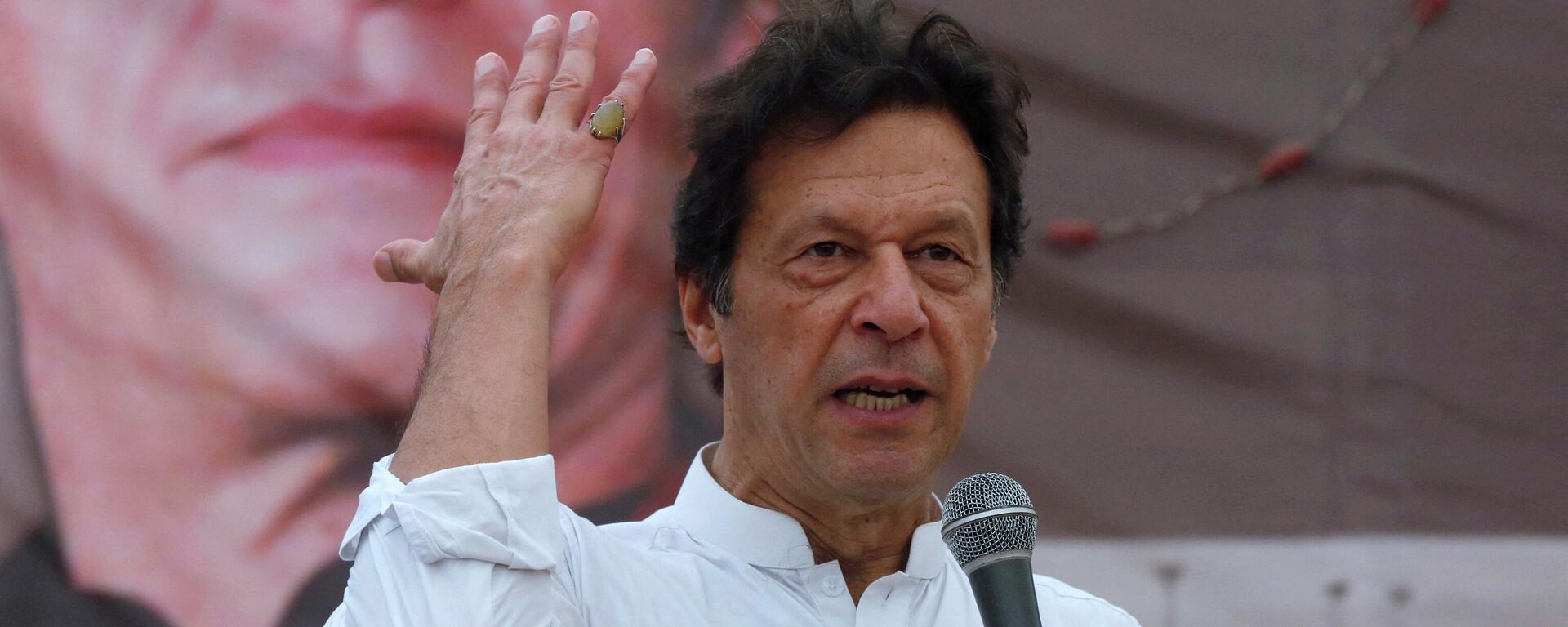 FILE PHOTO: Imran Khan, chairman of the Pakistan Tehreek-e-Insaf (PTI), gestures while addressing his supporters during a campaign meeting ahead of general elections in Karachi, Pakistan, July 4, 2018.  - Sputnik International, 1920, 05.04.2022