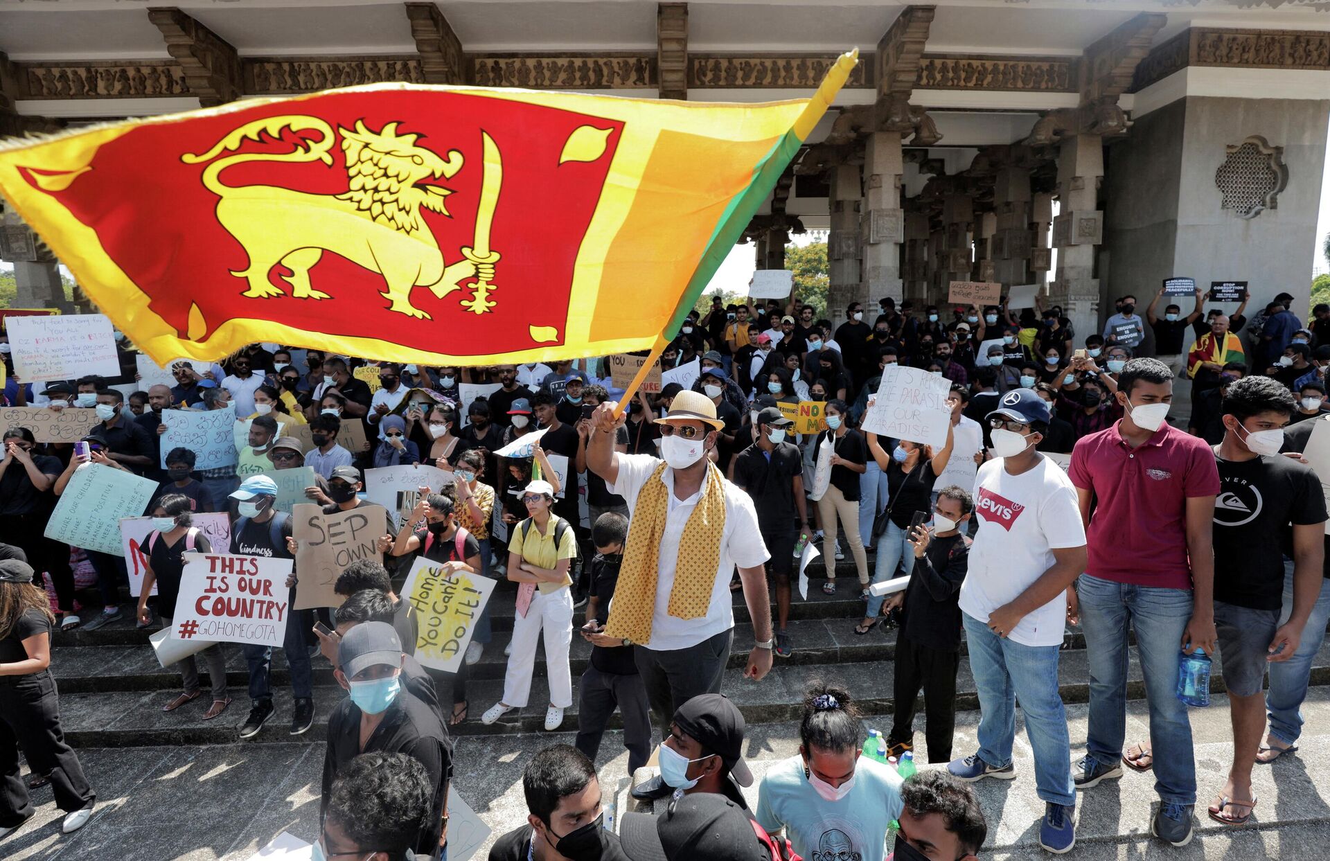 People shout slogans against Sri Lanka's President Gotabaya Rajapaksa and demand that Rajapaksa family politicians step down, during a protest amid the country's economic crisis, at Independence Square in Colombo, Sri Lanka, April 4, 2022. - Sputnik International, 1920, 16.04.2022