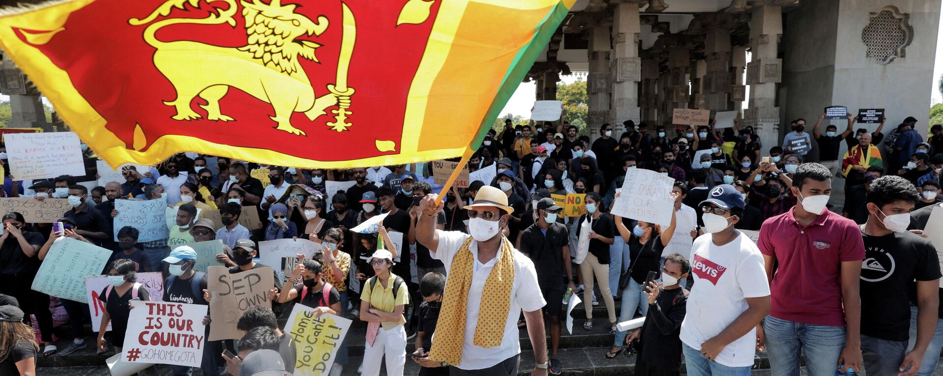 People shout slogans against Sri Lanka's President Gotabaya Rajapaksa and demand that Rajapaksa family politicians step down, during a protest amid the country's economic crisis, at Independence Square in Colombo, Sri Lanka, April 4, 2022. - Sputnik International, 1920, 12.04.2022