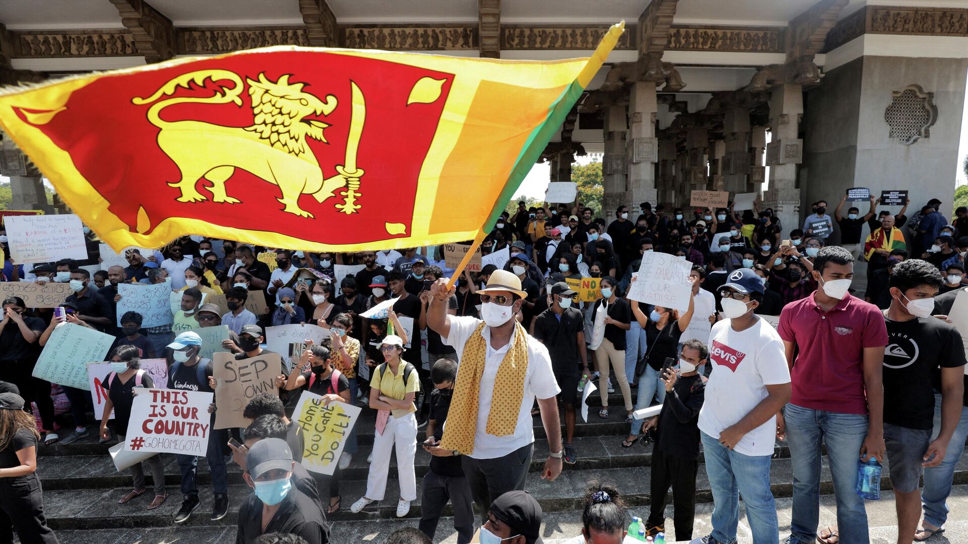 People shout slogans against Sri Lanka's President Gotabaya Rajapaksa and demand that Rajapaksa family politicians step down, during a protest amid the country's economic crisis, at Independence Square in Colombo, Sri Lanka, April 4, 2022. - Sputnik International, 1920, 12.04.2022