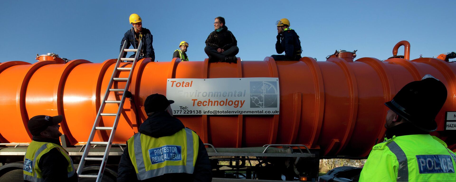 Environmentalist protester against gas fracking in Manchester, UK - Sputnik International, 1920, 05.04.2022