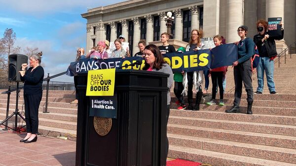 Emily Wales, interim CEO of Planned Parenthood Great Plains Votes, speaks to a group of abortion rights advocates outside the Oklahoma Capitol in Oklahoma City, on Tuesday, April 5, 2022. - Sputnik International