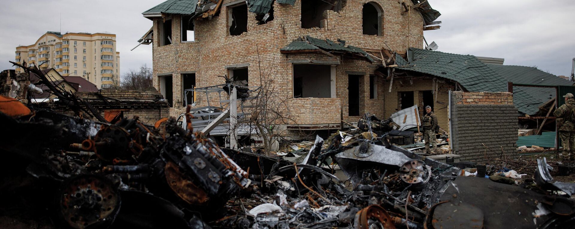 Ukrainian soldiers inspect a destroyed house in Bucha, in Kyiv region, Ukraine, April 6, 2022 - Sputnik International, 1920, 06.04.2022