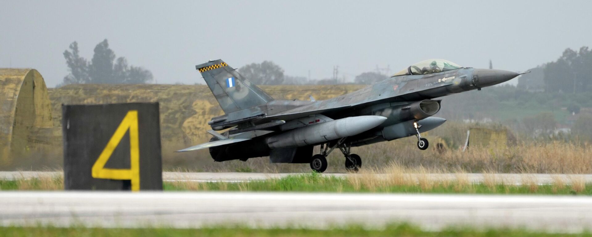 A Greek F-16 fighter jet lands at the Andravida air base, about 279 kilometres (174 miles) southwest of Athens, Friday, April 1, 2022. - Sputnik International, 1920, 29.08.2022