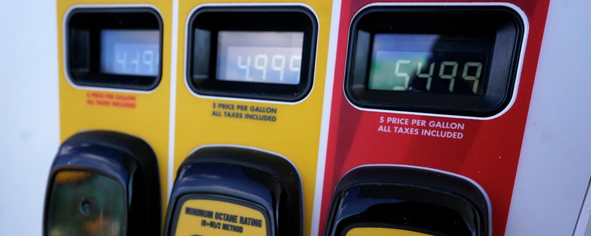 Gasoline prices are displayed at a gas station in Vernon Hills, Ill., Friday, April 1, 2022. Analysts say the price of crude oil dropped below $100 million Friday for the first time since Feb. 28 following the president's announcement of plans to release 180 million barrels of crude oil from the Strategic Petroleum Reserve over six months. - Sputnik International, 1920, 06.04.2022