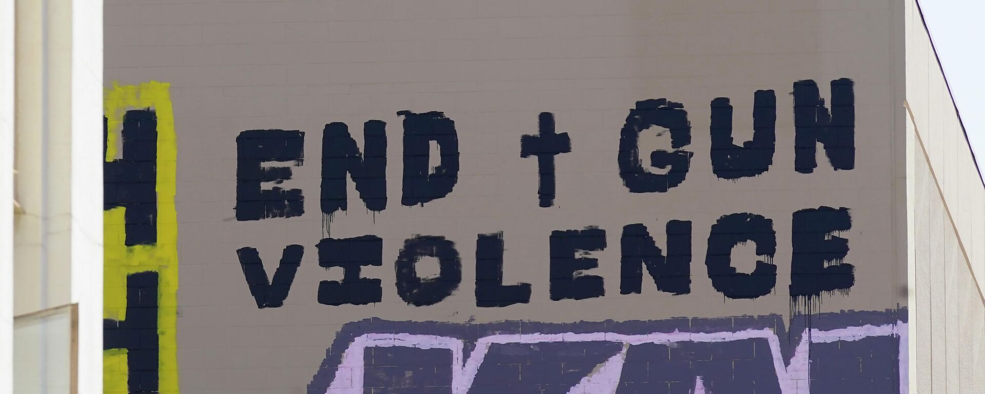 A sign calling for the end of gun violence is displayed, Wednesday, April 6, 2022, on the side of a building near the scene of a recent mass shooting in Sacramento, Calif, Multiple people were killed and injured in the shooting that occurred Sunday, April, 3, 2022. - Sputnik International, 1920, 09.06.2022