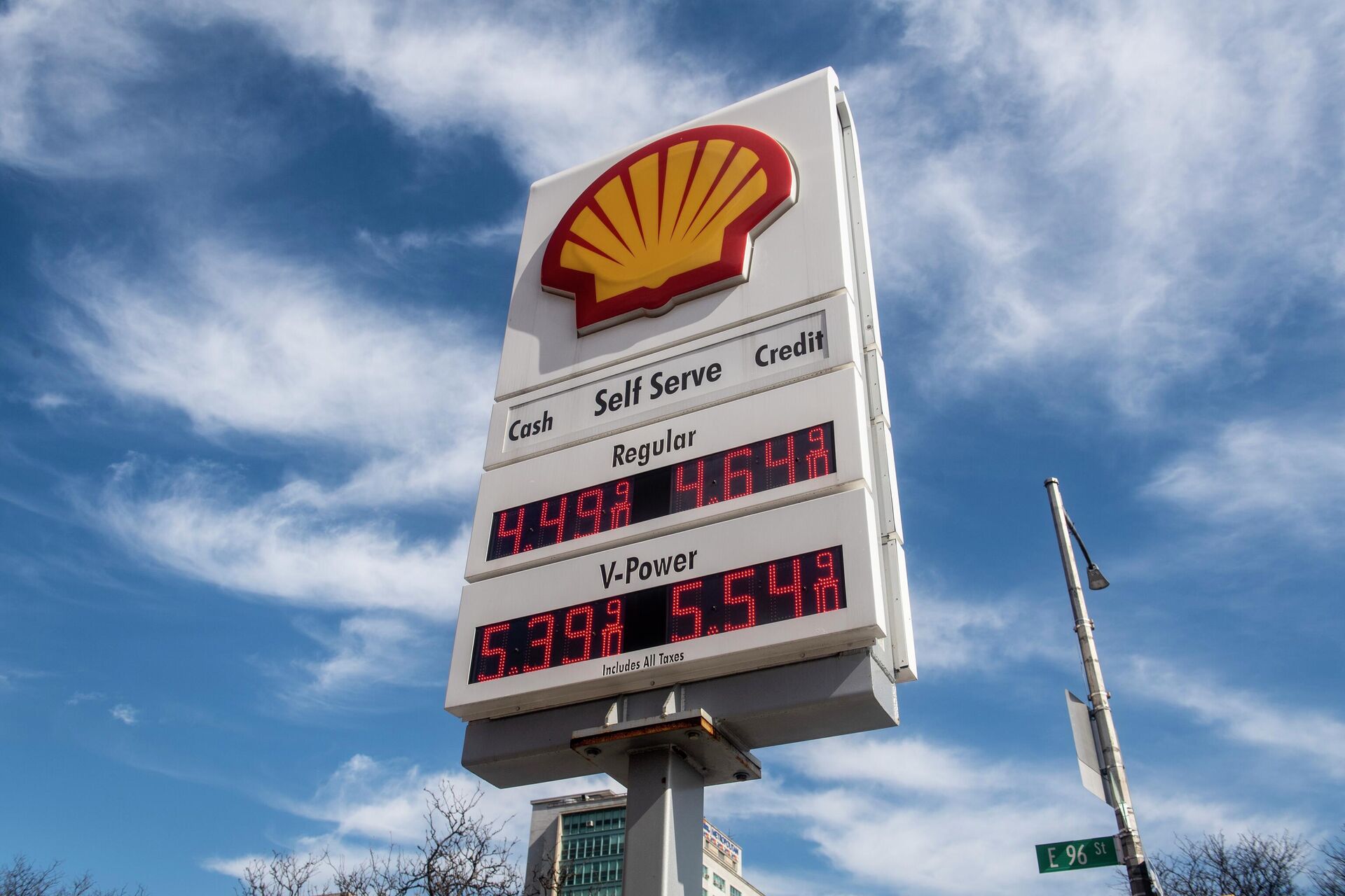 View of the prices of gas at the Shell gas station on Friday, March 25, 2022, in New York. - Sputnik International, 1920, 28.10.2022