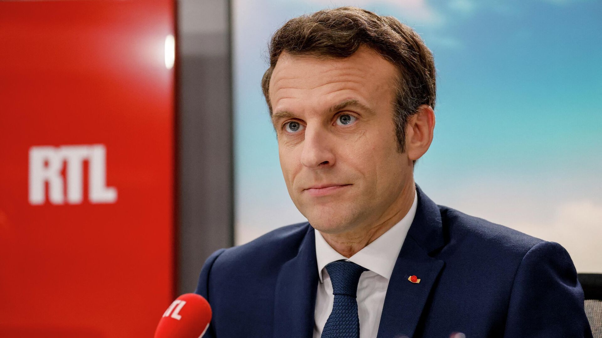 French President and liberal party La Republique en Marche (LREM) candidate for re-election Emmanuel Macron poses before a live interview on the set of French private radio station RTL in Neuilly-sur-Seine on April 8, 2022, as part of his political campaign two days before the first round of the French presidential election. - Sputnik International, 1920, 22.06.2022