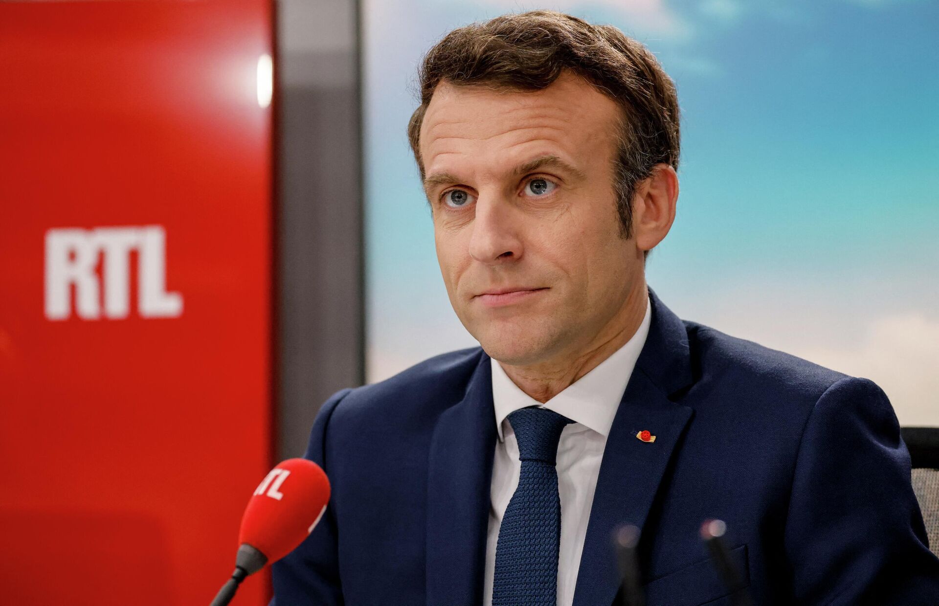 French President and liberal party La Republique en Marche (LREM) candidate for re-election Emmanuel Macron poses before a live interview on the set of French private radio station RTL in Neuilly-sur-Seine on April 8, 2022, as part of his political campaign two days before the first round of the French presidential election. - Sputnik International, 1920, 24.07.2022
