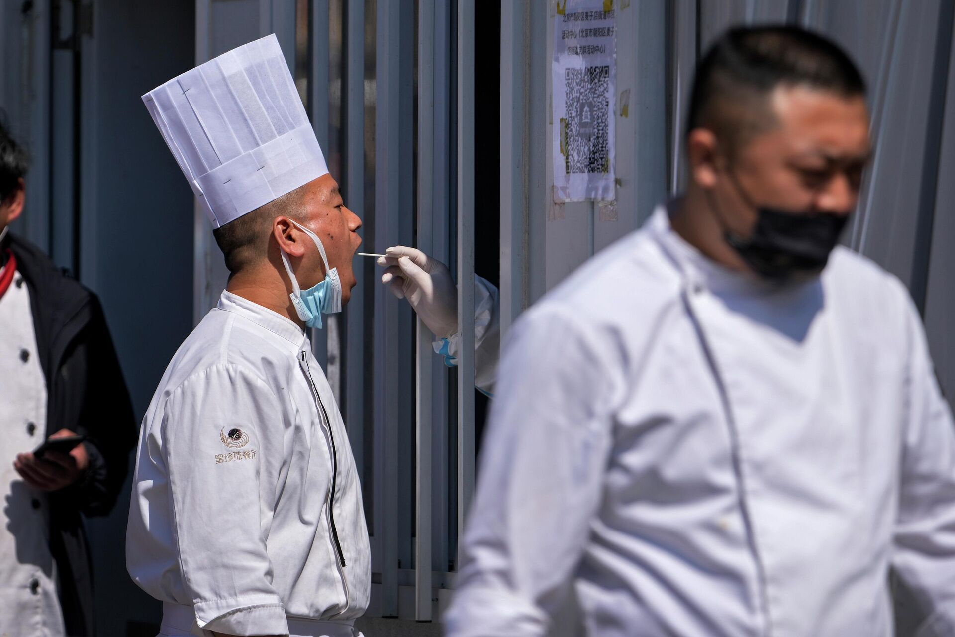 A restaurant chef gets their throat swab taken at a coronavirus testing site, Sunday, April 3, 2022, in Beijing. COVID-19 cases in China's largest city of Shanghai are still rising as millions remain isolated at home under a sweeping lockdown. - Sputnik International, 1920, 07.12.2022