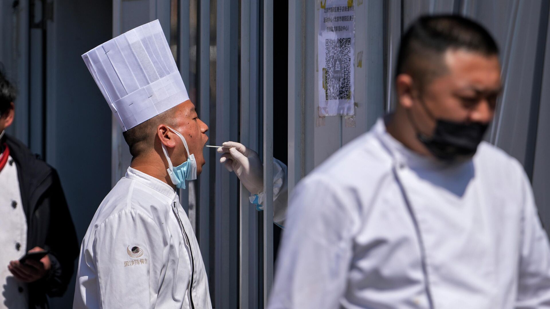 A restaurant chef gets their throat swab taken at a coronavirus testing site, Sunday, April 3, 2022, in Beijing. COVID-19 cases in China's largest city of Shanghai are still rising as millions remain isolated at home under a sweeping lockdown. - Sputnik International, 1920, 13.06.2022