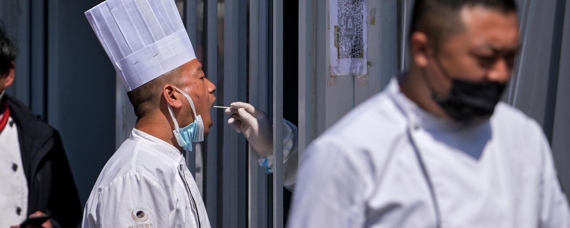 A restaurant chef gets their throat swab taken at a coronavirus testing site, Sunday, April 3, 2022, in Beijing. COVID-19 cases in China's largest city of Shanghai are still rising as millions remain isolated at home under a sweeping lockdown. - Sputnik International, 1920, 13.06.2022