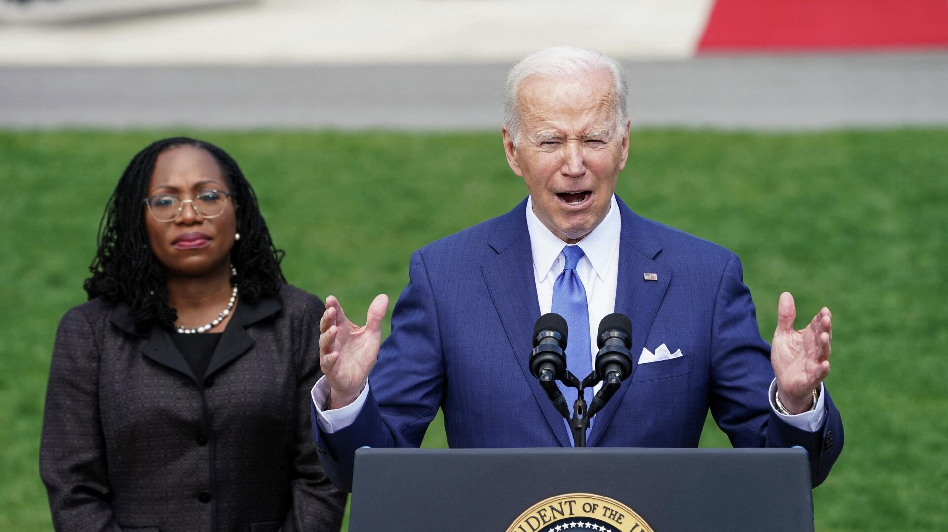 U.S. President Joe Biden delivers remarks on Judge Ketanji Brown Jackson’s confirmation as the first Black woman to serve on the U.S. Supreme Court, as she stands at his side during a celebration event on the South Lawn at the White House in Washington, U.S., April 8, 2022. - Sputnik International, 1920, 09.04.2022