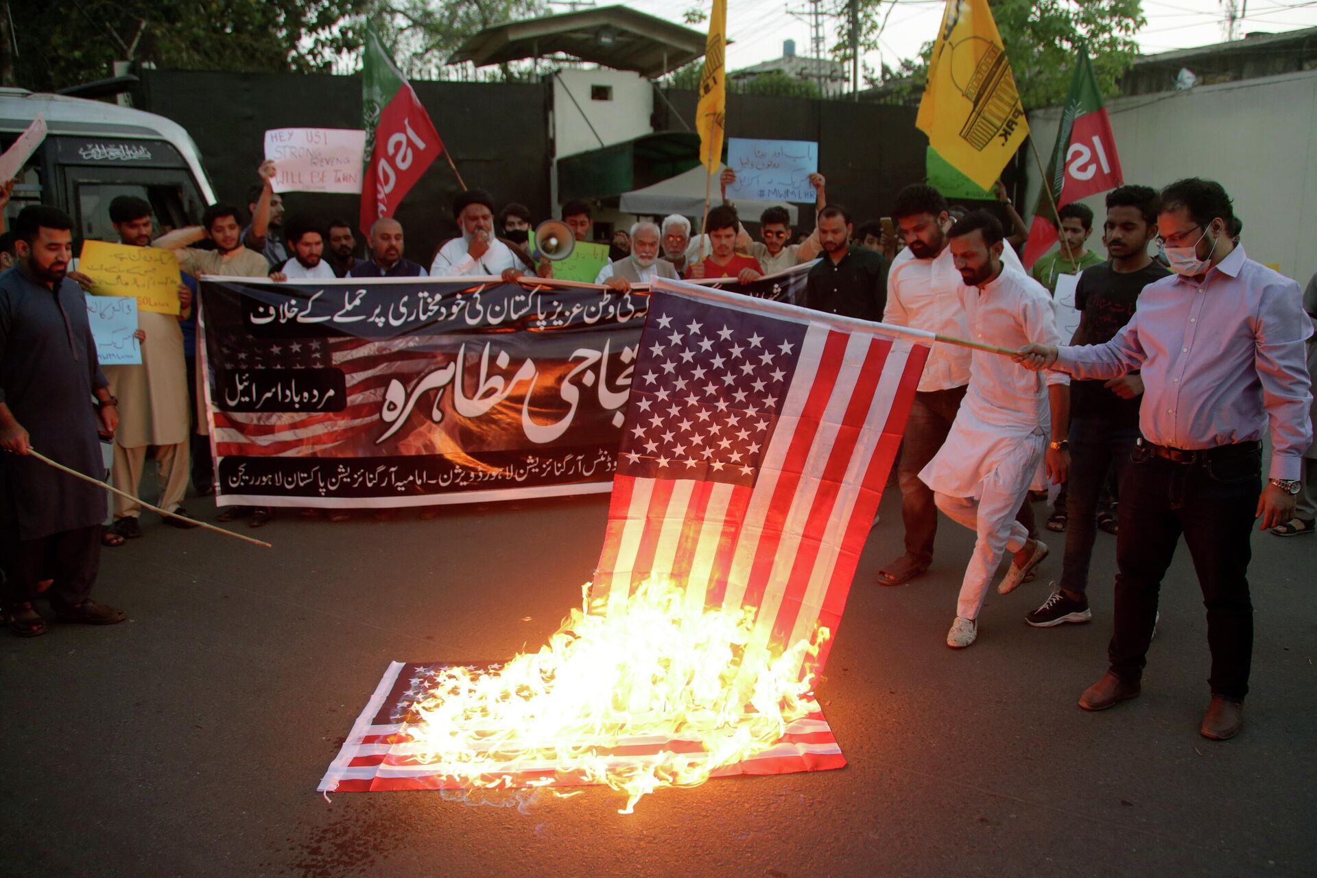 Pakistani Shiite Muslims and supporters of ruling party Pakistan Tehreek-e-Insaf burn a representation of U.S flag during an anti U.S protest, outside U.S consulate in Lahore, Pakistan, Friday, April 1, 2022. In an address to the nation on Thursday Pakistani Prime Minister Imran Khan lashed out at the United States, claiming Washington had conspired with the Pakistani opposition against him. - Sputnik International, 1920, 11.04.2022