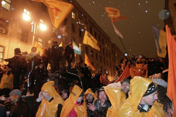 22 November 2004: The Viktor Yushchenko-Yulia Tymoshenko opposition bloc announces the “total mobilisation” of their supporters. Thousands of demonstrators gather on the Maidan Nezalezhnosti. The ‘Orange Revolution’ – branding itself after the colour of Yushchenko’s election campaign, begins.  - Sputnik International