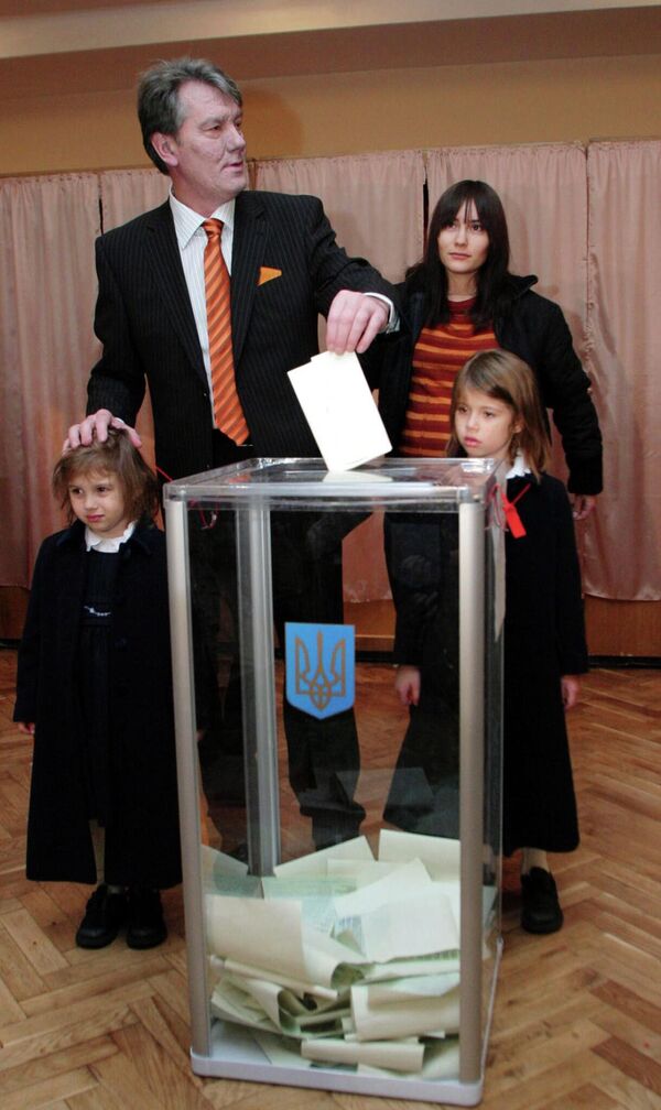 27 November 2004: Yushchenko demands a redo of the vote “with a new composition of the Central Election Commission”. On 29 November, protesters begin to paralyse the work of the government. On 3 December, Ukraine’s Supreme Court nullifies the results of the second round of the elections, and sets a redo vote to be held on 26 December. - Sputnik International