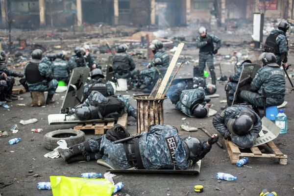 18 February 2014: Armed clashes between security forces and protesters resume near the Verkhovna Rada. 25 people are killed, over 350 are injured. Clashes continue the next day. On 20 February, Yanukovych announces a day of mourning for those killed. The same day, unidentified individuals gun down dozens of protesters and Berkut riot police with sniper rifles.20 February: Unidentified provocateurs shoot protesters and Berkut riot police. - Sputnik International