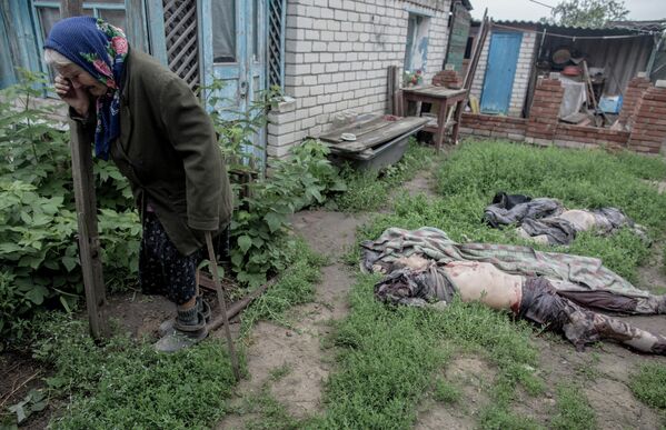 Golubovka village after the shelling. Old people mourning their children. - Sputnik International