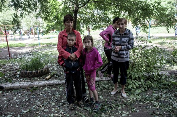 Survivors, albeit now homeless. Residents of the Artem district in Slavyansk. - Sputnik International