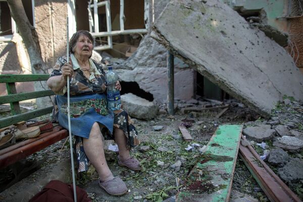 May 2014: Slavyansk, Donetsk People’s Republic. A resident of an apartment building destroyed by Ukrainian shelling. - Sputnik International