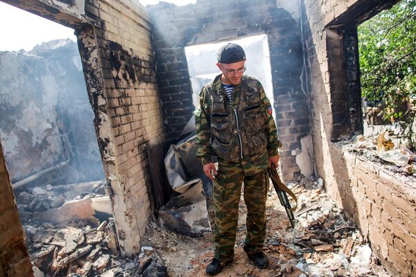 May 2014: Donbass militiaman returns home to the village of Semyonovka outside Slavyansk. Only ruins remain of his family home. - Sputnik International