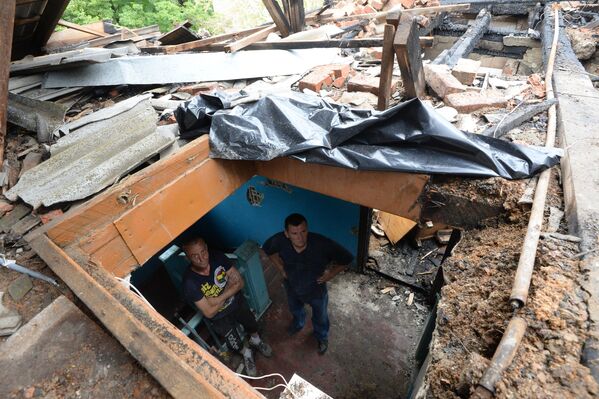 July 2014: Malaya Vergunka: Residents of a house destroyed in a Ukrainian air raid. - Sputnik International