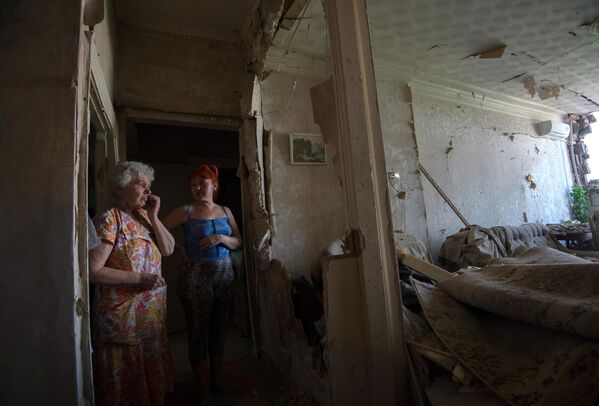 July 2014: Women in an apartment damaged during the shelling of Kramatorsk, Donetsk People’s Republic. - Sputnik International