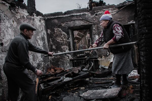 February 2015: Residents of a house damaged by shelling in the Kuybyshevsky district of the city of Donetsk in the Donetsk People’s Republic. - Sputnik International