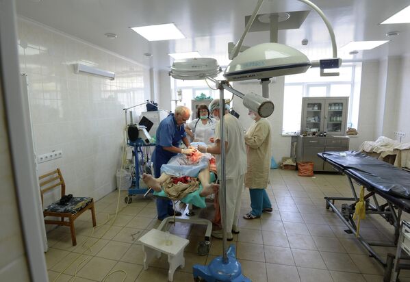Most of the injured patients have been civilians.Above: Doctors at Gorlovka’s city hospital operate on a local resident wounded during shelling. - Sputnik International