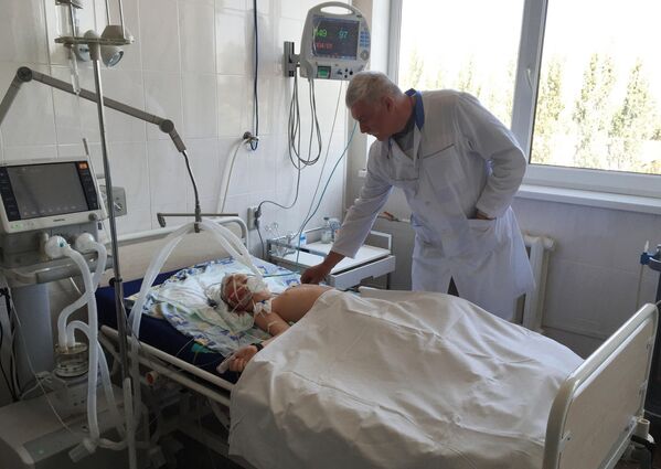 Many of the victims have been children.Above: Gorlovka’s city hospital. Doctor stands at the bedside of a 7-year-old boy placed in intensive care after being wounded by Ukrainian shelling. - Sputnik International