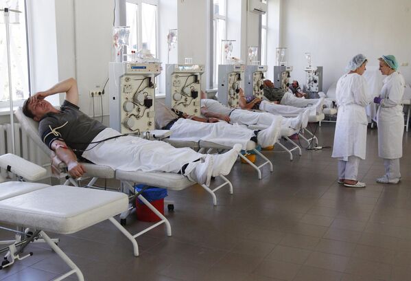The injured needed blood. Local residents chipped in to donate as best they could.Above: Donetsk regional blood transfusion station. Medics collect blood for victims of shelling. - Sputnik International
