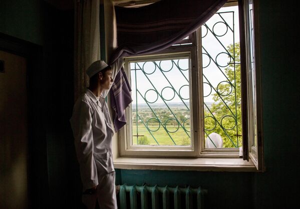 The frontline often came up right up to hospitals, but staff would continue their work to the end.Above: Village of Semyonovka in DPR. A doctor at a hospital facing artillery fire from the Ukrainian Army looks through a window toward Ukrainian positions. - Sputnik International