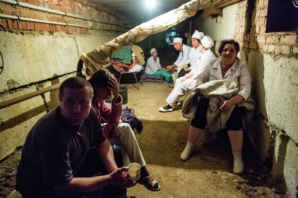Medical workers from the hospital in Semyonovka hide from shelling in the basement. - Sputnik International