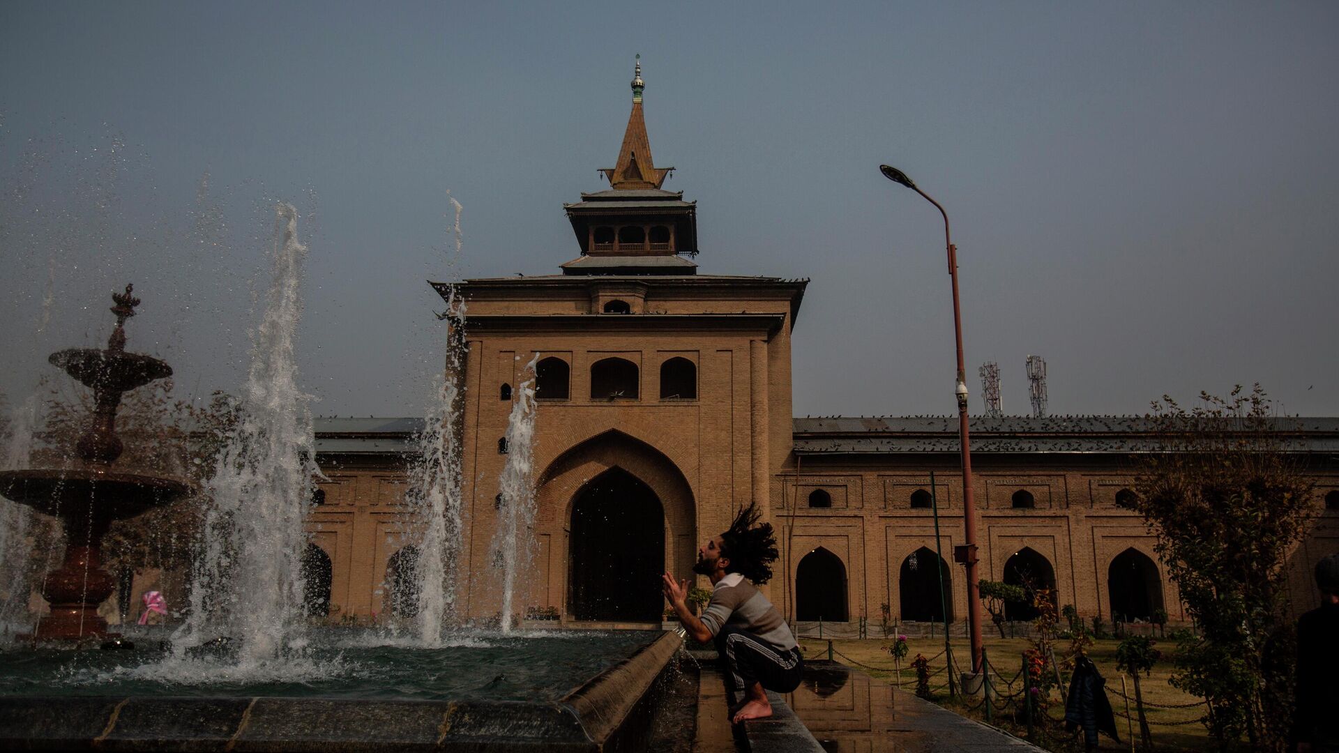 A Kashmiri man performs ablution before prayers outside the Jamia Masjid, or the grand mosque in Srinagar, Indian controlled Kashmir, Nov. 13, 2021. The mosque has remained out of bounds to worshippers for prayers on Friday – the main day of worship in Islam. Indian authorities see it as a trouble spot, a nerve center for anti-India protests and clashes that challenge New Delhi’s sovereignty over disputed Kashmir. For Kashmiri Muslims it is a symbol of faith, a sacred place where they offer not just mandatory Friday prayers but also raise their voice for political rights. - Sputnik International, 1920, 09.04.2022