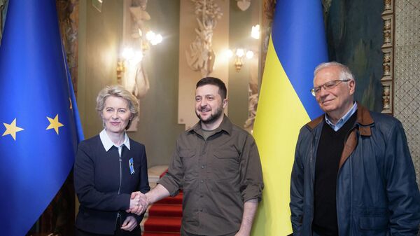 A handout photo released by Ukrainian Presidential Press Service shows European Commission President Ursula von der Leyen (L) shaking hands with Ukrainian President Volodymyr Zelensky (C) as they attend a joint press conference with European Union High Representative for Foreign Affairs and Security Policy Josep Borrell (R) in Kiev on April 8, 2022. - Sputnik International
